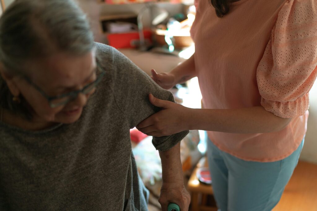 Filha auxiliando mãe idosa em situação que pode exigir pedido de curatela