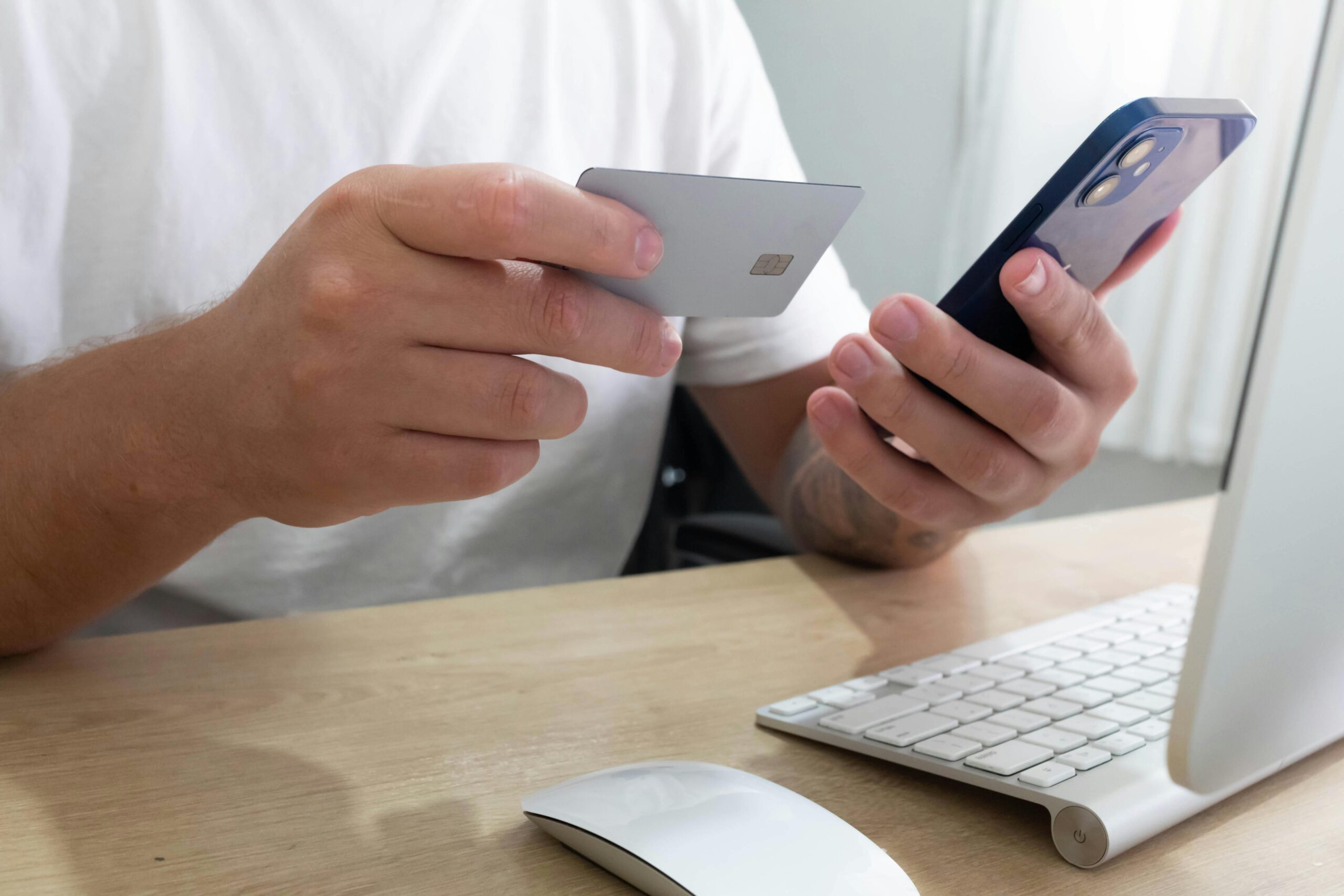 Pessoa segurando cartão bancário e celular em dúvida sobre movimentação de conta por curador