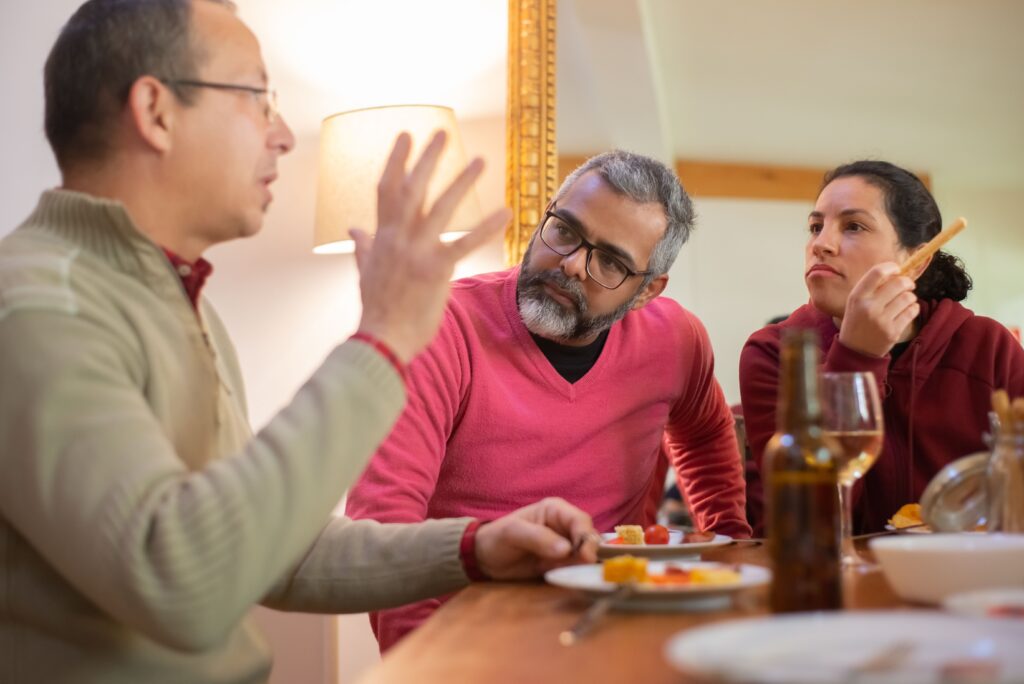 Pessoas de confiança conversando e oferecendo apoio na tomada de decisões importantes da vida civil.
